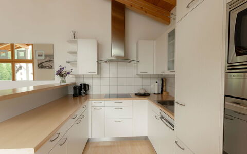 Penthouse Victoria'S Home im Haus Judith: Cabinetry, Countertop, Herd, Sinken, Küche, Holz, Küchengerät, Interior Design, Haushaltsgerät, Spüle