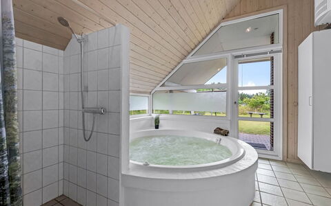 Annlis - 4Km from the Sea: Armatur, Badewanne, Flooring, Decke, Interior Design, Fussboden, Installation, Badezimmer, Zapfhahn, Glas