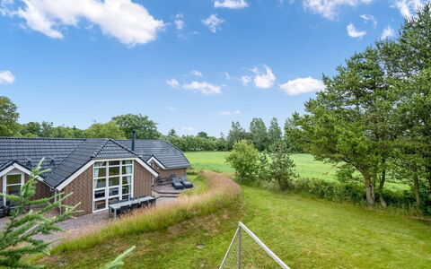 Annlis - 4Km from the Sea: Gras, Hütte, Zuhause, Grundstueck, Dach, Ländliches Gebiet, Rasen, Ground, Garten
