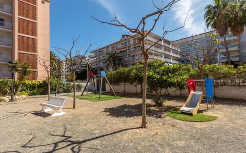 Arquus: Wolke, Pflanze, Gebäude, Himmel, Fenster, Grundstueck, Urban Design, Schatten, Baum, Nachbarschaft