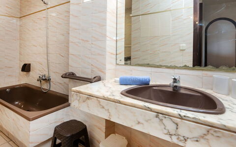 Salou 748: Braun, Spiegel, Zapfhahn, Armatur, Sinken, Eigentum, Gebäude, Bad Sink, Badezimmer, Holz