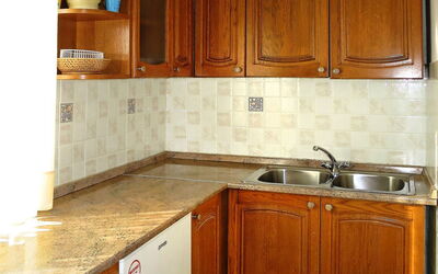 Rosa 129.3: Braun, Cabinetry, Countertop, Eigentum, Möbel, Weiss, Küche, Schublade, Holz, Gebäude