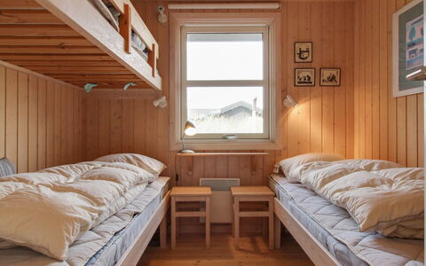 Eunike - 220M from the Sea: Holz, Etagenbett, Schlafzimmer, Bett, Bettdecke, Bedding, Bettrahmen, Holzbeize, Wohnheim, Hartholz