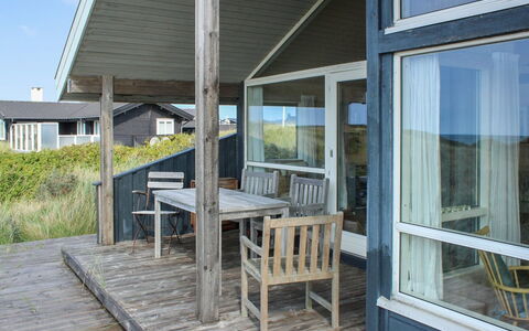 Eunike - 220M from the Sea: Holz, Veranda, Zuhause, Hütte, Hartholz, Planke, Deck, Schatten, Holzbeize, Abstellgleis