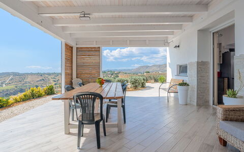 Orizzonte Holidays: Geschirr, Himmel, Tabelle, Eigentum, Pflanze, Möbel, Gebäude, Wolke, Dishware, Tasse