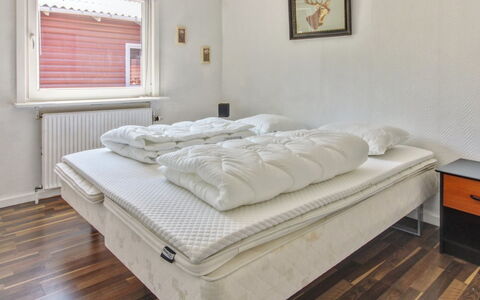 Aku - 24Km from the Sea: Bett, Möbel, Schlafzimmer, Fussboden, Holz, Bettdecke, Flooring, Bedding, Interior Design, Linens