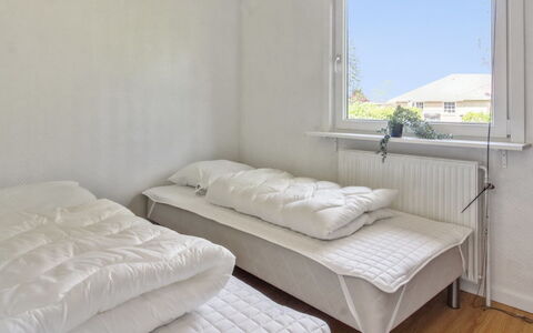 Aku - 24Km from the Sea: Bett, Schlafzimmer, Fussboden, Möbel, Holz, Bettdecke, Bedding, Interior Design, Flooring, Zimmer