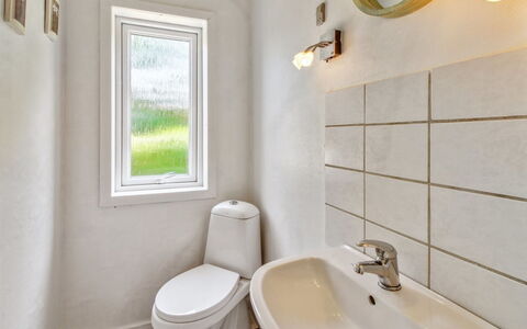 Aku - 24Km from the Sea: Wand, Flooring, Armatur, Fussboden, Decke, Interior Design, Badezimmer, Beleuchtung, Installation, Zimmer