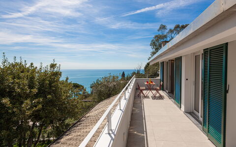 Casa Grande Mare - Levanto: Wolke, Himmel, Gebäude, Azurblau, Baum, Holz, Haus, Pflanze, Landschaft, Freizeit