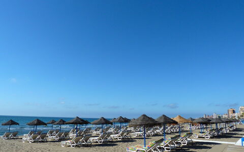 Fuengirola Beach View: Tabelle, Pflanze, Gebäude, Himmel, Wolke, Holz, Veranda, Schatten, Interior Design, Stuhl