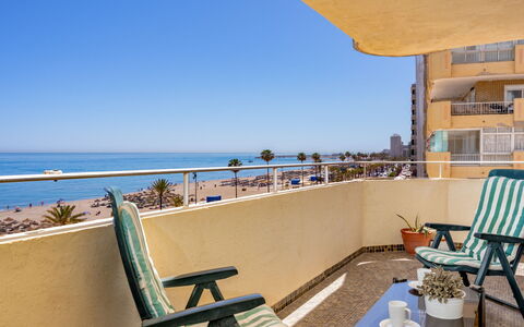 Fuengirola Beach View: Tabelle, Pflanze, Gebäude, Himmel, Wolke, Holz, Veranda, Schatten, Interior Design, Stuhl