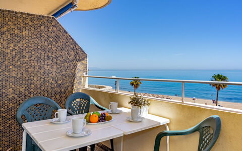 Fuengirola Beach View: Tabelle, Pflanze, Gebäude, Himmel, Wolke, Holz, Veranda, Schatten, Interior Design, Stuhl