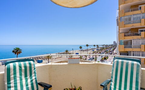 Fuengirola Beach View: Tabelle, Pflanze, Gebäude, Himmel, Wolke, Holz, Veranda, Schatten, Interior Design, Stuhl