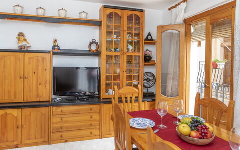 Castell: Cabinetry, Möbel, Eigentum, Tabelle, Holz, Interior Design, Regal, Küche, Regale, Wohnzimmer
