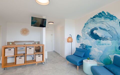 Résidence les Gemeaux: Tabelle, Pflanze, Gebäude, Himmel, Wolke, Holz, Veranda, Schatten, Interior Design, Stuhl