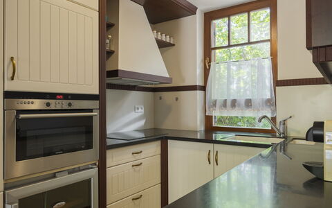 Toscana: Holz, Interior Design, Cabinetry, Küche, Flooring, Decke, Küchengerät, Zuhause, Beleuchtung, Countertop