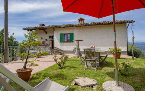 Delle Stelle: Tabelle, Pflanze, Gebäude, Himmel, Wolke, Holz, Veranda, Schatten, Interior Design, Stuhl