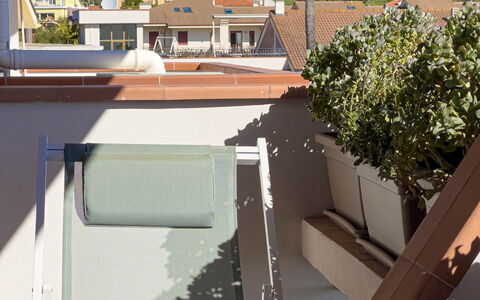 Appartamento La Castellana: Himmel, Eigentum, Gebäude, Fenster, Schatten, Holz, Nachbarschaft, Urban Design, Wohngebiet, Dach