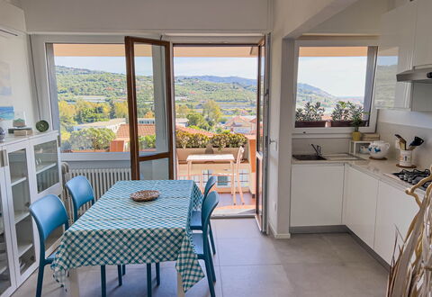 Appartamento La Castellana: Möbel, Eigentum, Stuhl, Tabelle, Cabinetry, Azurblau, Countertop, Interior Design, Schatten, Holz