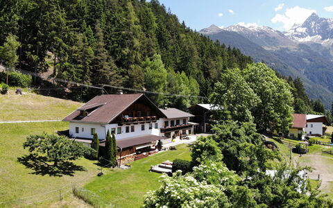 Ferienwohnung Plattner: Pflanze, Himmel, Berg, Gebäude, Eigentum, Wolke, Natur, Baum, Haus, Natürliche Landschaft