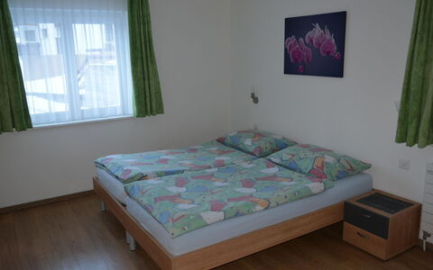 Amasaas: Fenster, Gebäude, Komfort, Bettrahmen, Holz, Kissen, Interior Design, Vorhang, Fussboden, Bett