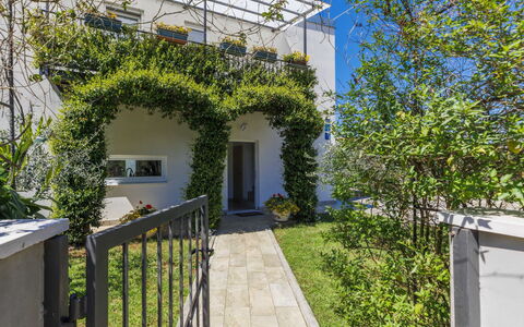 Villa Soši: Himmel, Gebäude, Tabelle, Fenster, Gartenmöbel, Urban Design, Holz, Schatten, Eigentumswohnung, Haus