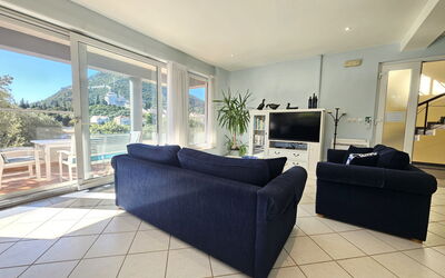 Waterfront Oasis 400.1: Möbel, Couch, Flooring, Fussboden, Interior Design, Zimmer, Decke, Wohnzimmer, Wohnung