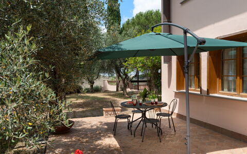 Villa Morellino: Pflanze, Möbel, Tabelle, Gebäude, Stuhl, Baum, Regenschirm, Schatten, Gartenmöbel, Tisch Im Freien
