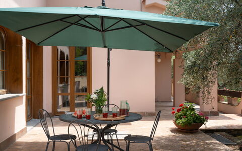 Villa Morellino: Tabelle, Pflanze, Möbel, Eigentum, Gebäude, Stuhl, Schatten, Blumentopf, Gartenmöbel, Tisch Im Freien