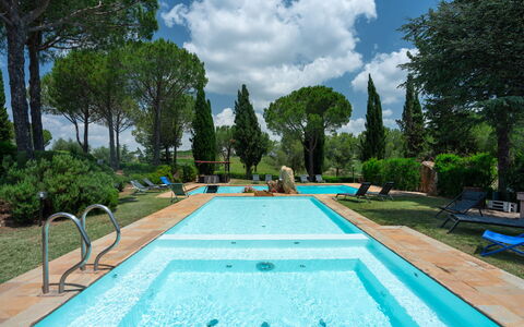 Villa Morellino: Pflanze, Wasser, Wolke, Himmel, Eigentum, Schwimmbad, Azurblau, Baum, Gras, Freizeit