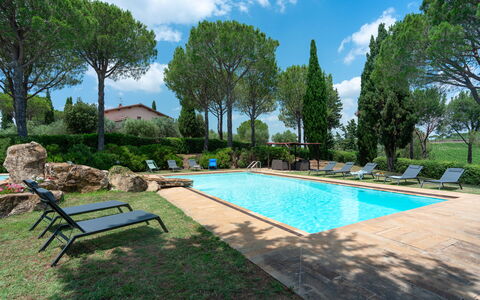 Villa Morellino: Wasser, Pflanze, Himmel, Wolke, Schwimmbad, Baum, Natur, Gebäude, Gartenmöbel, Schatten
