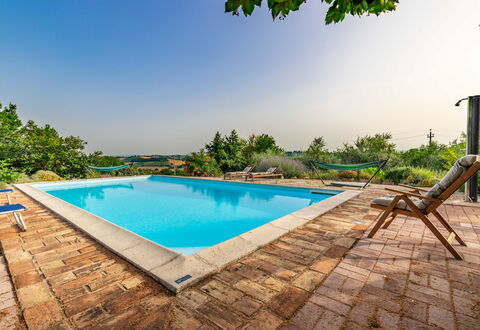 Casa Bellavista: Wasser, Himmel, Pflanze, Gebäude, Eigentum, Schwimmbad, Azurblau, Baum, Schatten, Rechteck