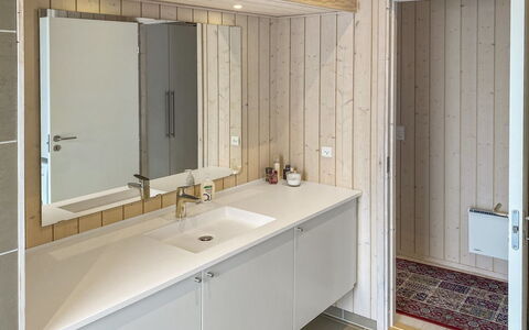Telma - 200M from the Sea: Flooring, Armatur, Wand, Interior Design, Bad Sink, Fussboden, Holz, Sinken, Badezimmerschrank, Badezimmer