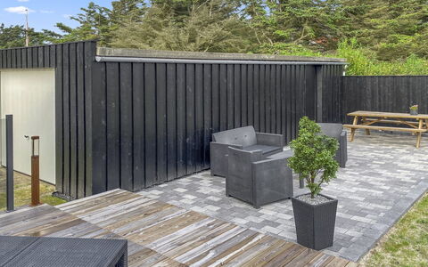 Telma - 200M from the Sea: Holz, Verbundwerkstoff, Planke, Hartholz, Beton, Garten, Blumentopf, Deck, Holzbeize, Hinterhof