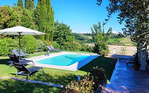 Villa Di Pillo: Pflanze, Himmel, Wasser, Wasservorräte, Schwimmbad, Azurblau, Natur, Schatten, Natürliche Landschaft, Arecales