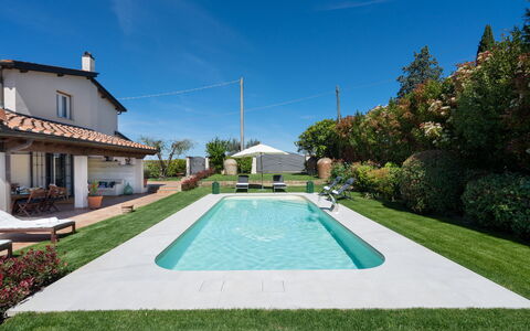 Villa Di Pillo: Pflanze, Himmel, Wasser, Eigentum, Baum, Freizeit, Wolke, Schwimmbad, Gras, Wohngebiet