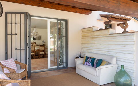 Villa Di Pillo: Eigentum, Holz, Komfort, Tür, Interior Design, Wohnzimmer, Lampe, Fussboden, Flooring, Wand