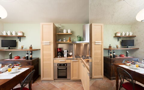 Villa Di Pillo: Möbel, Tabelle, Cabinetry, Regal, Holz, Countertop, Regale, Küche, Gebäude, Fussboden