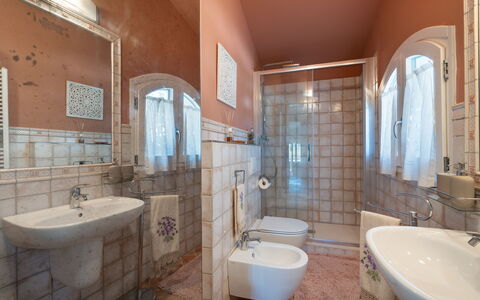 Villa Di Pillo: Braun, Spiegel, Zapfhahn, Armatur, Sinken, Eigentum, Bad Sink, Badezimmer, Lila