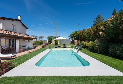 Villa Di Pillo: Pflanze, Himmel, Wasser, Eigentum, Baum, Freizeit, Wolke, Schwimmbad, Gras, Wohngebiet