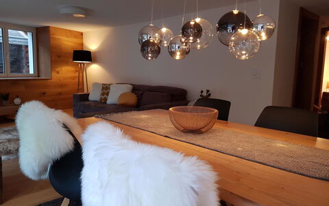 Britannia 2: Möbel, Komfort, Beleuchtung, Textil, Holz, Interior Design, Bilderrahmen, Fussboden, Gebäude, Lampe