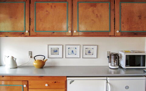 Jorid - 300M from the Sea: Cabinetry, Holz, Countertop, Küche, Möbel, Interior Design, Küchengerät, Spüle, Flooring, Zimmer