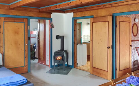 Jorid - 300M from the Sea: Möbel, Holz, Flooring, Fussboden, Decke, Interior Design, Zimmer, Beleuchtung, Holzbeize, Hartholz