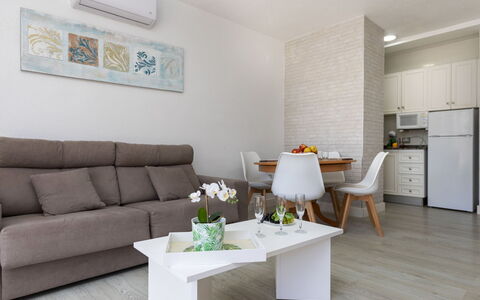 Peñismar i: Tabelle, Möbel, Eigentum, Couch, Komfort, Interior Design, Wohnzimmer, Studio Couch, Bilderrahmen