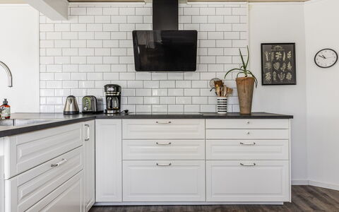 Ryedal: Cabinetry, Countertop, Möbel, Weiss, Schublade, Sinken, Holz, Gebäude, Interior Design, Flooring