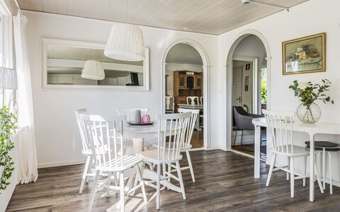 Ryedal: Tabelle, Eigentum, Möbel, Pflanze, Stuhl, Interior Design, Holz, Beleuchtung, Fussboden, Flooring