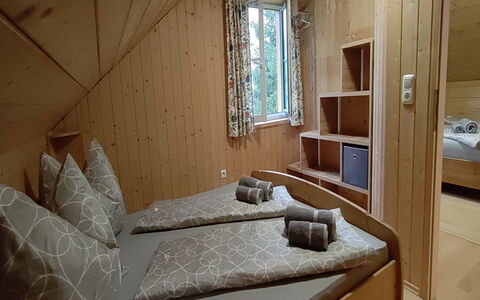 Reiter: Fenster, Möbel, Gebäude, Komfort, Holz, Cabinetry, Interior Design, Bettrahmen, Schatten, Fussboden