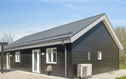Hidde - 200M from the Sea: Decke, Flooring, Interior Design, Fussboden, Verbundwerkstoff, Möbel, Resort, Hotel, Design, Daylighting