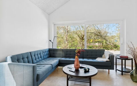 Hidde - 200M from the Sea: Decke, Flooring, Interior Design, Fussboden, Verbundwerkstoff, Möbel, Resort, Hotel, Design, Daylighting