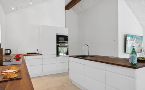 Hidde - 200M from the Sea: Decke, Flooring, Interior Design, Fussboden, Verbundwerkstoff, Möbel, Resort, Hotel, Design, Daylighting